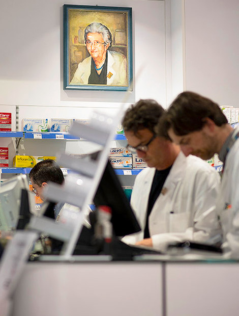 Foto dei dottori della Farmacia Marchesiello Bitetto al lavoro al banco