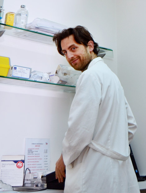 Foto del Dottor Giovanni Fazio nel laboratorio della Farmacia Marchesiello Bitetto