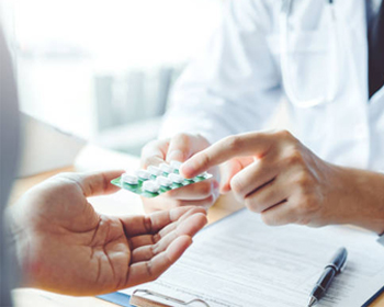 Un cliente ritira il farmaco prenotato online alla Farmacia Marchesiello Bitetto